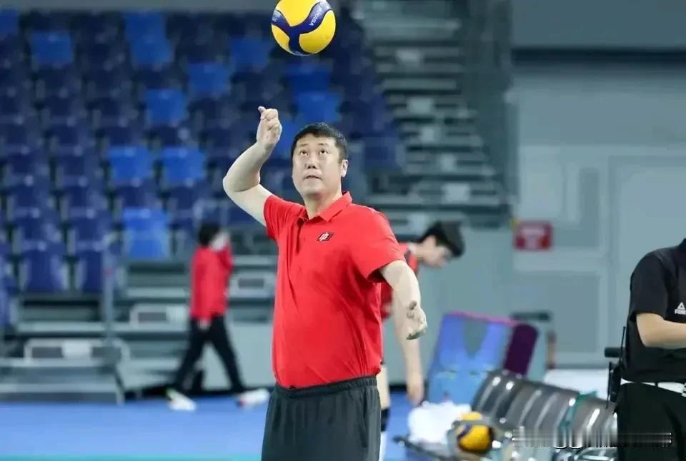 赵勇还是有点东西，不枉这两年带着小将乘风破浪。执教能力提升了。
石冰彤改打接应，
