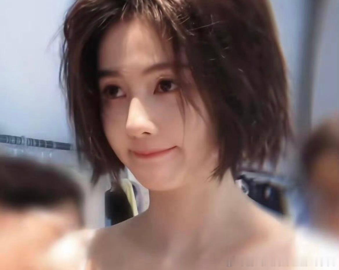白鹿戴假发没遮全我是觉得如果只是短发的话，可以剪一下，剪成短发不也挺好看的嘛？还