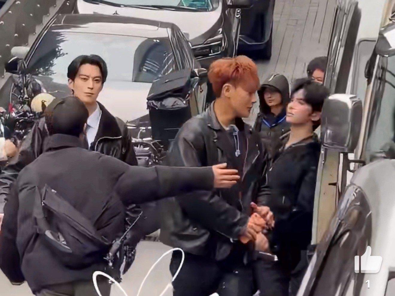 黄子韬去时代峰峻大楼了 果真是活久见的名场面了，黄子韬居然在时代峰峻录节目，就是