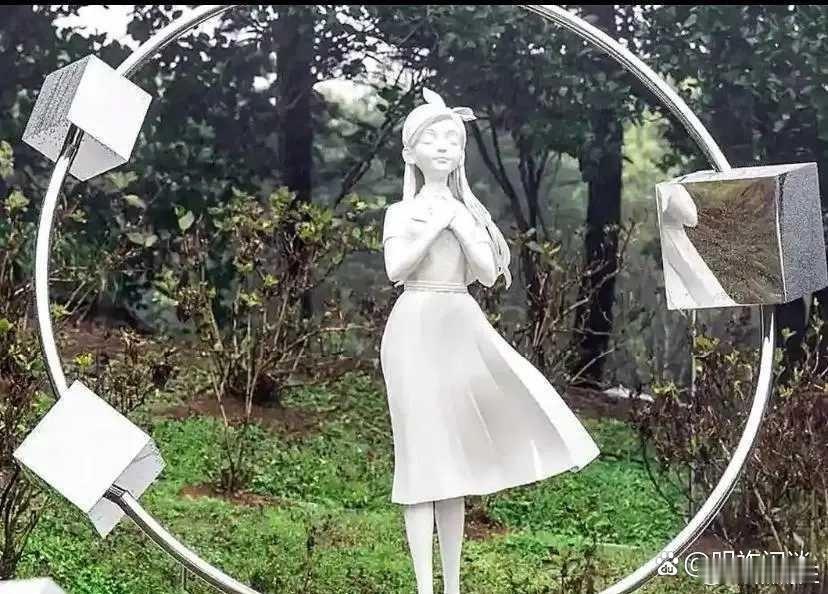 大S和李玟的雕像差别好大啊，你们觉得哪个好呀！ 