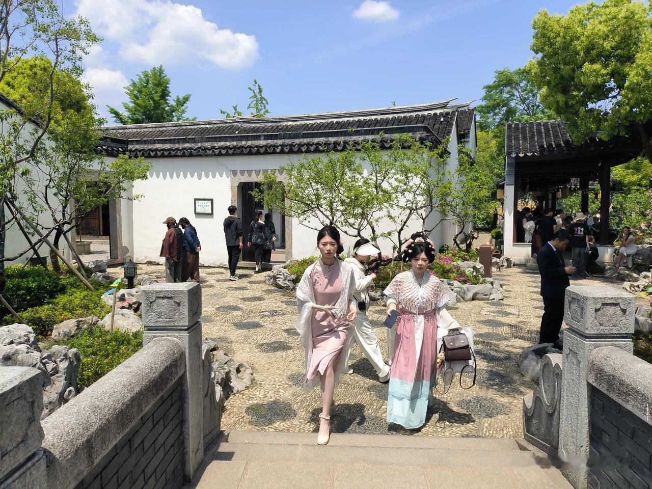 结婚以后听谁的❓男女婚后是考验过日子的智慧。一般来说家中女人说了算，如果女比男聪