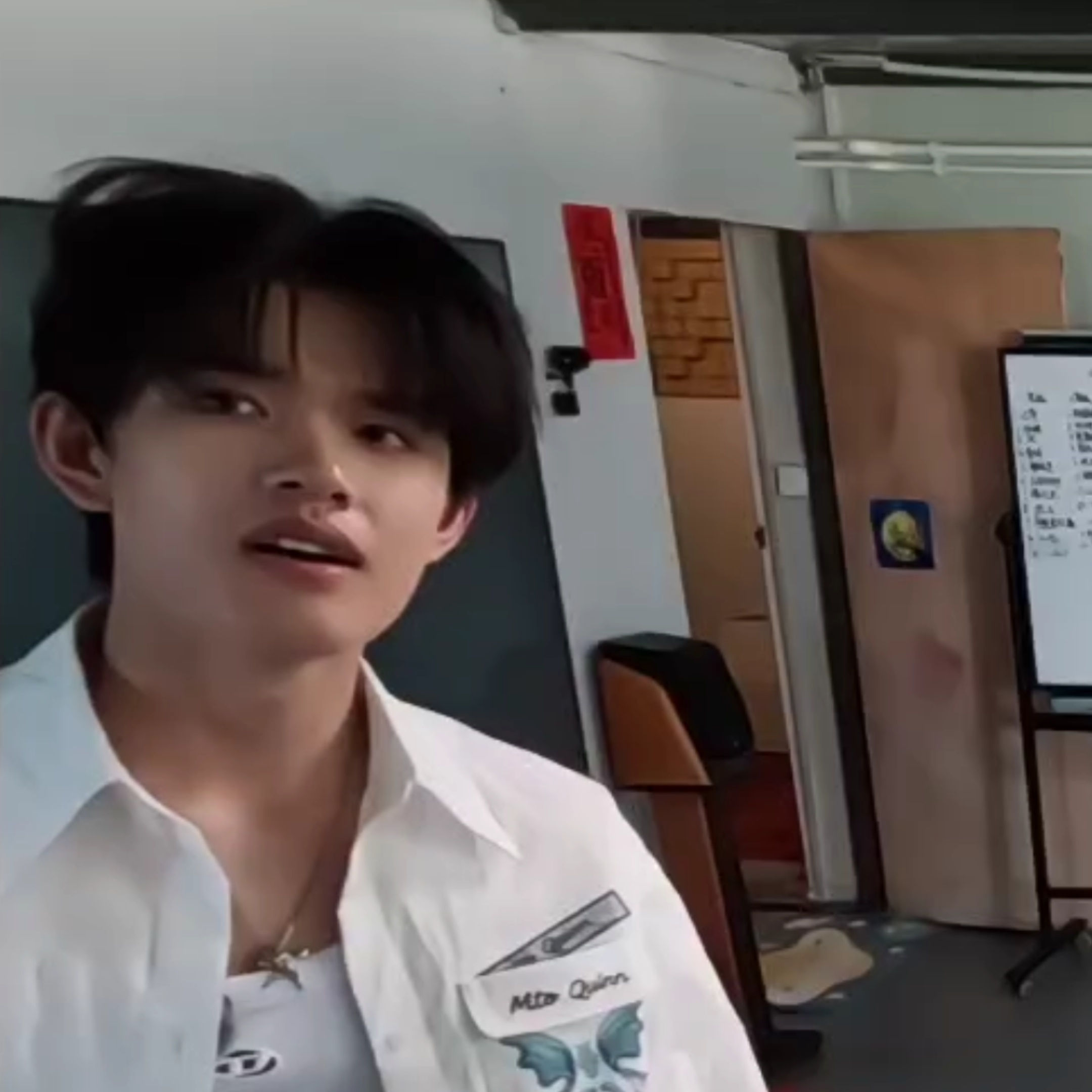 眼睛滴溜滴溜的转张极一路向海的少年 ​​​
