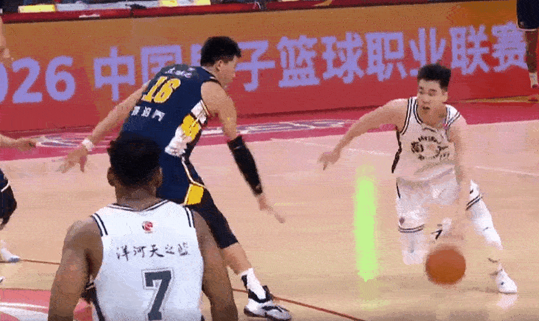 练级有用！郭昊文明显涨球了！
在今天CBA常规赛广东对阵南京的第二节比赛中，郭昊