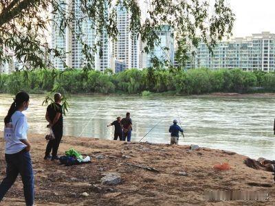 老脸没地搁了！河南郑州，4名退休老教师相约一起黄河边钓鱼，钓完后来到一家农家乐吃