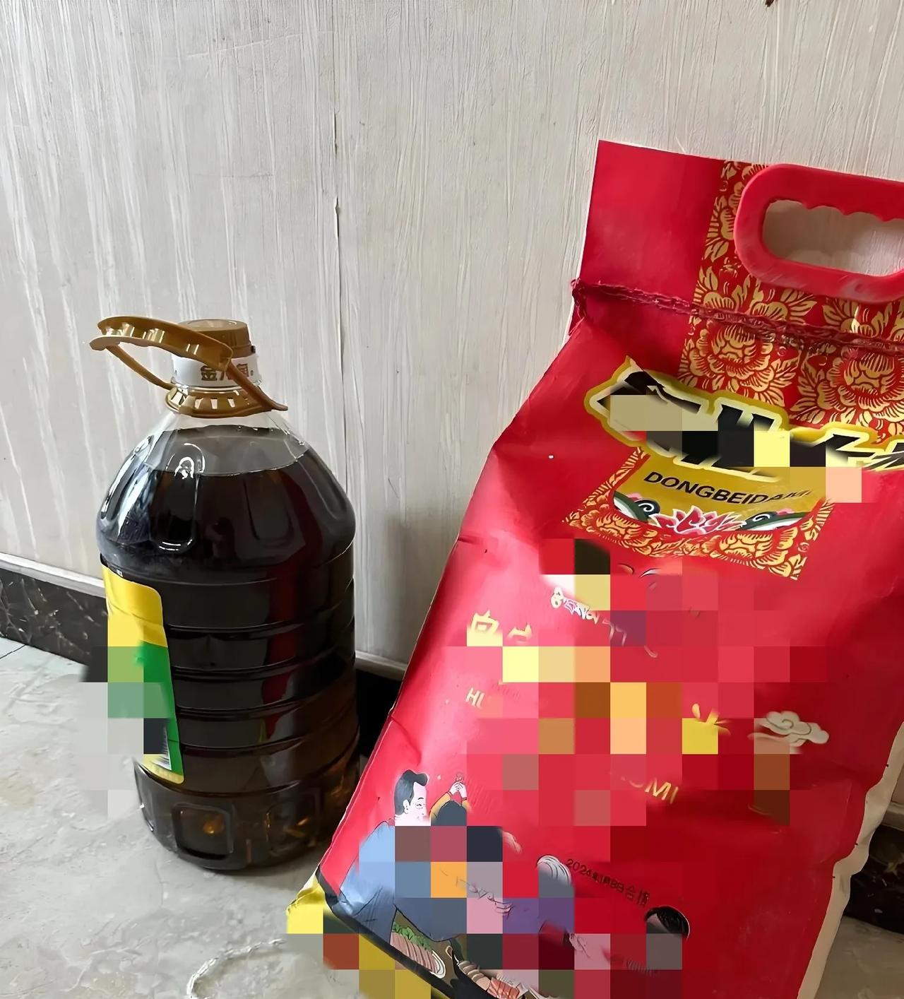 2023年，吉林一大妈在领取了帮扶单位发放的大米后，扛起来就往家里面走。没曾想，