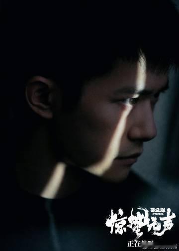 易烊千玺好正的一张脸 谁能拒绝这么正的严迪警官！《惊蛰无声》里易烊千玺五官精致又