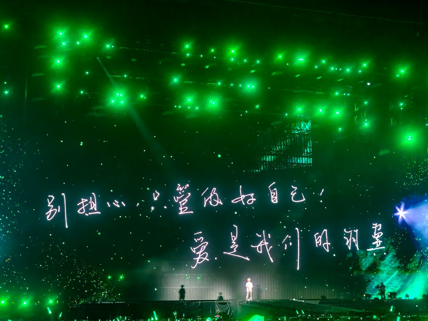 王源送车演唱会送车这是内🐟独一份了吧！！好宠粉一个王源，和粉丝的双向奔赴谁能不
