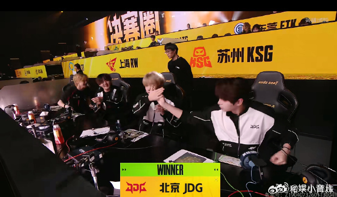 JDG单日双鸡JDG凭借超强的整体实力完成单日双鸡🥳，整支队伍的赛场表现一直很