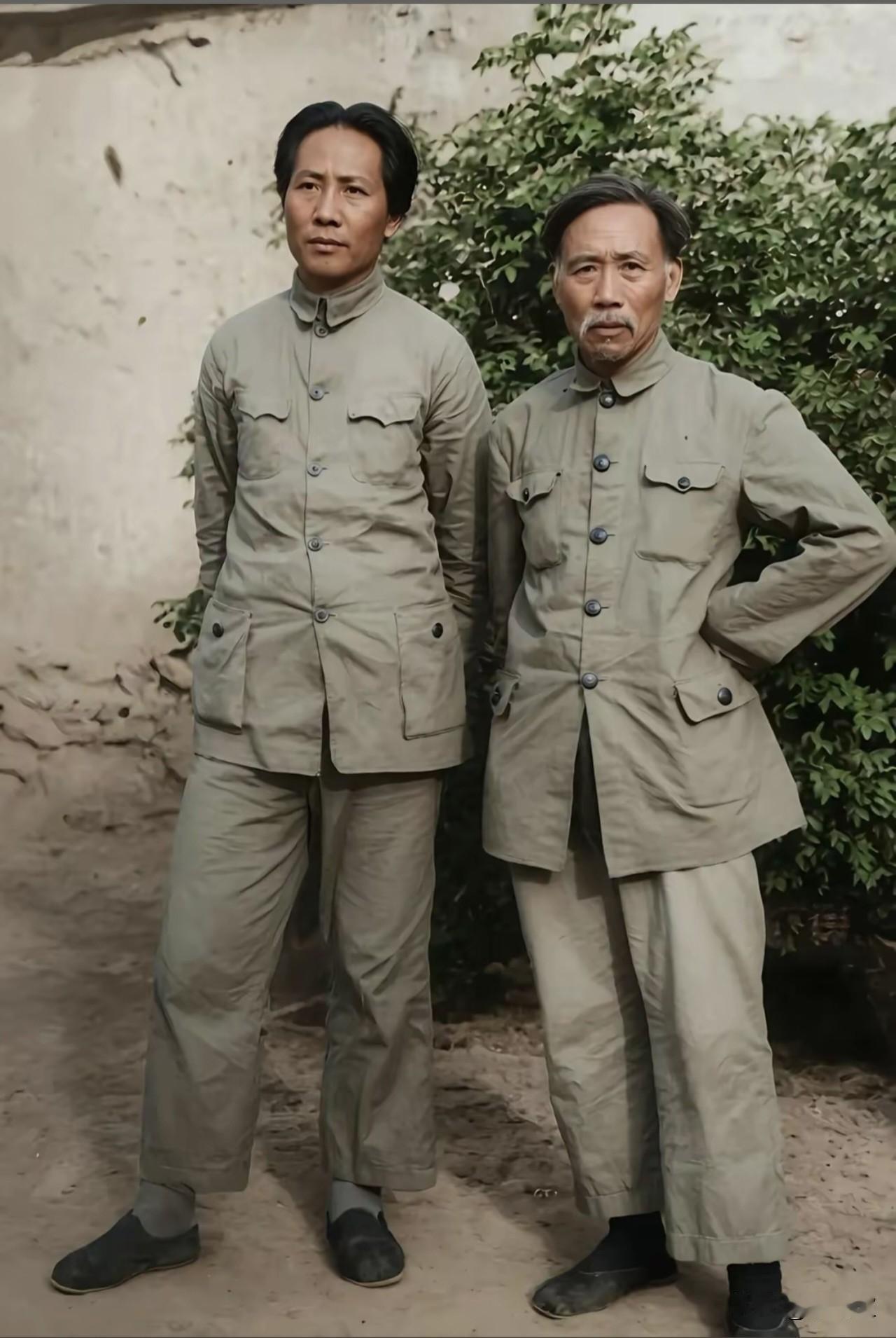 半生敬重亦师亦友，一张合影藏尽师生温情。