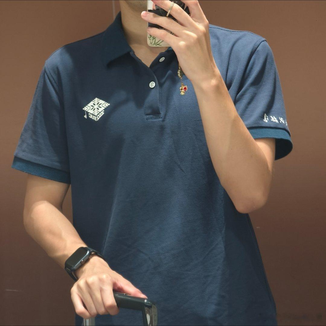 从前对学校发的毕业POLO衫不屑一顾工作把领子天天挂脖子上之后…再看它简直是仙品