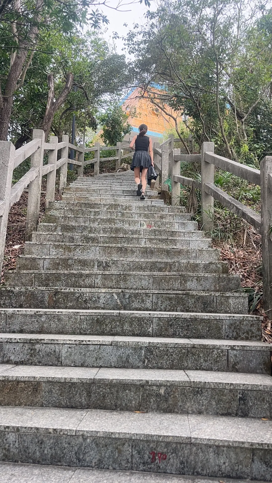 爬山我是认真的 享受大自然 登上山顶看美景