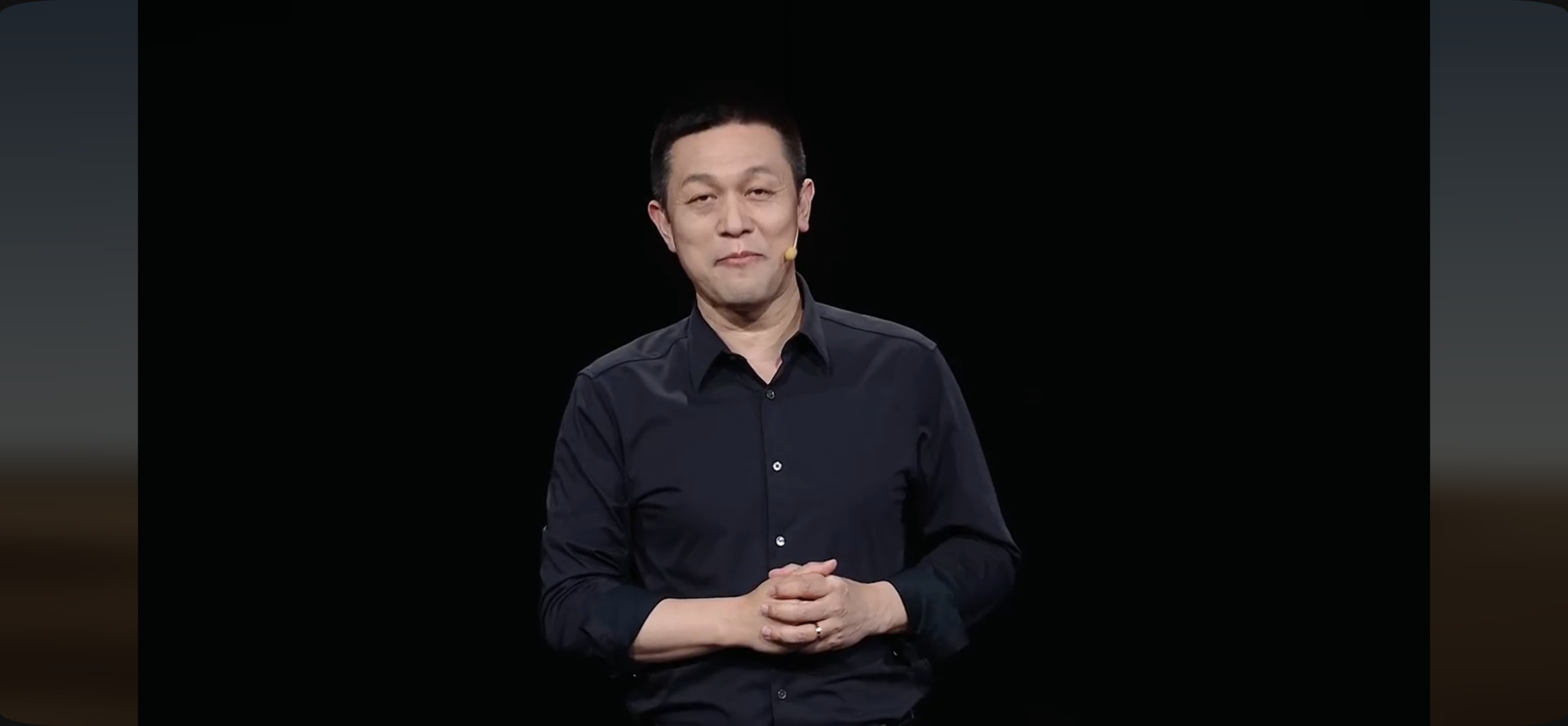 斌哥今晚这身打扮不错，轻奢感。 