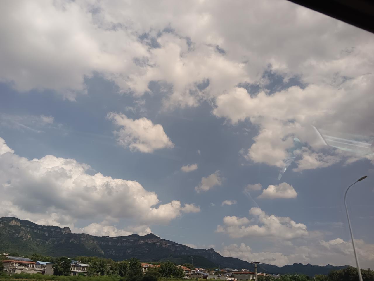 嫁人到底要看家境还是人品嫁人，家境是底色，人品是光芒。底色决定起点，光芒照亮余生