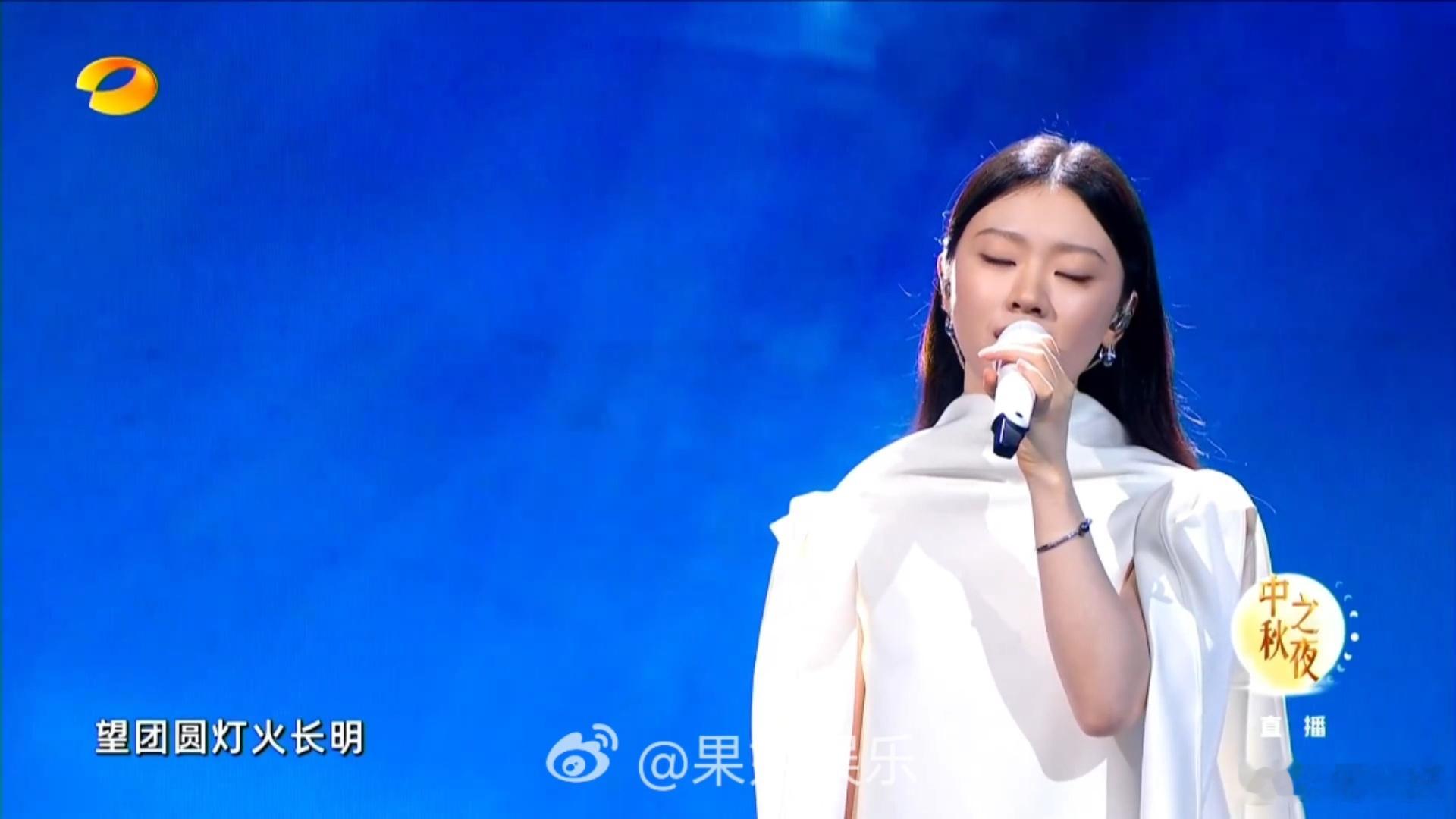 单依纯美满一生首唱舞台湖南卫视中秋之夜 被单依纯的新歌狠狠圈粉，美满一生首唱舞台