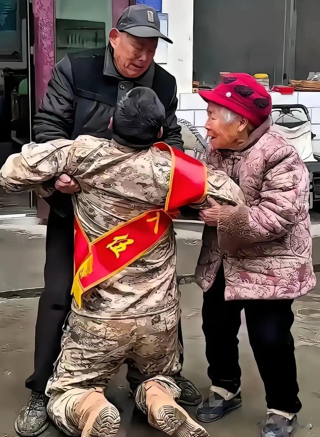 全网破防！孤儿小伙参军跪地哭别九旬爷奶，最质朴的孝心最戳心
 
一个从小父母双亡