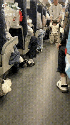 小不点走路有点悠
没大人保护没牵手
一个小趔趄就要倒
团转伸出大大的手

此刻伸
