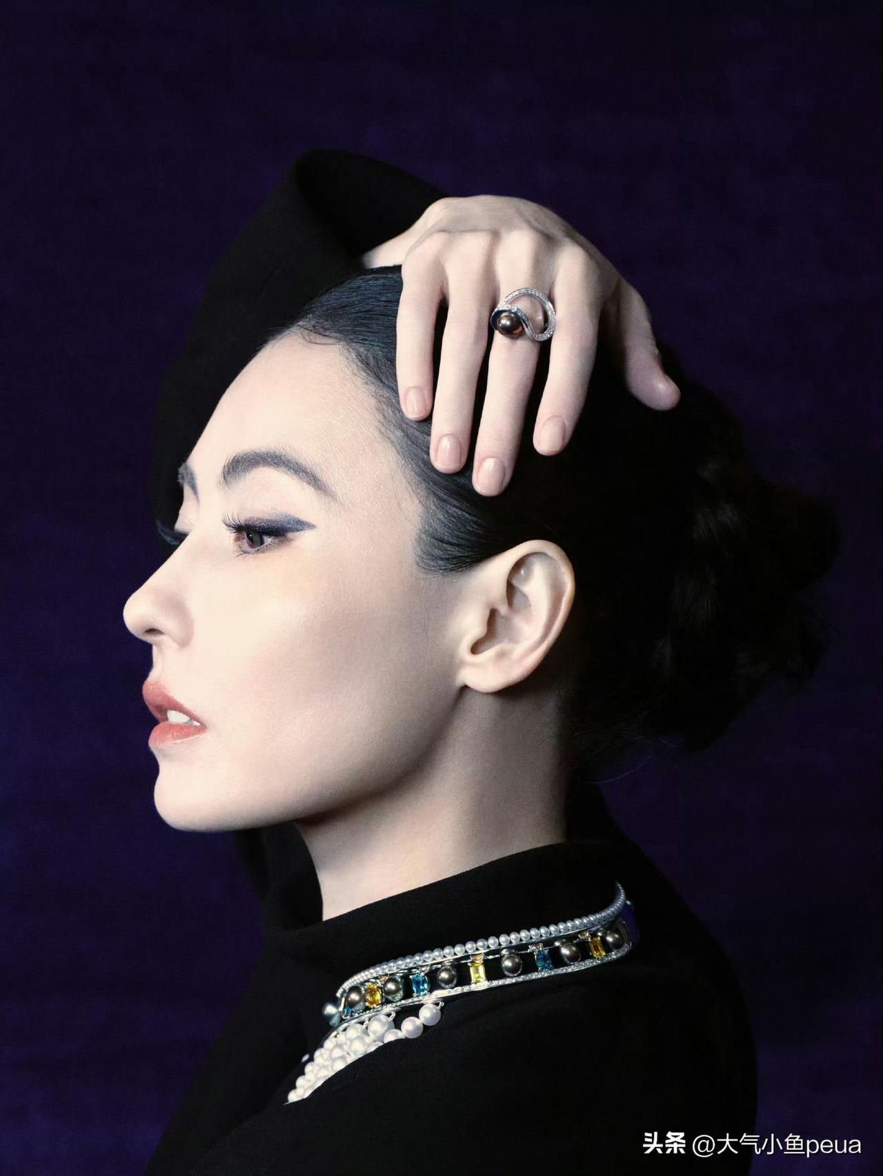 张柏芝这五官真的太能打了！
立体得像混血儿，那个鼻梁、下颌线，简直就是女娲炫技之