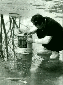 春节将至，千万别乱放鞭炮！视频中的男子不要命了，他把鞭炮扔洞口水里，再在洞口盖一