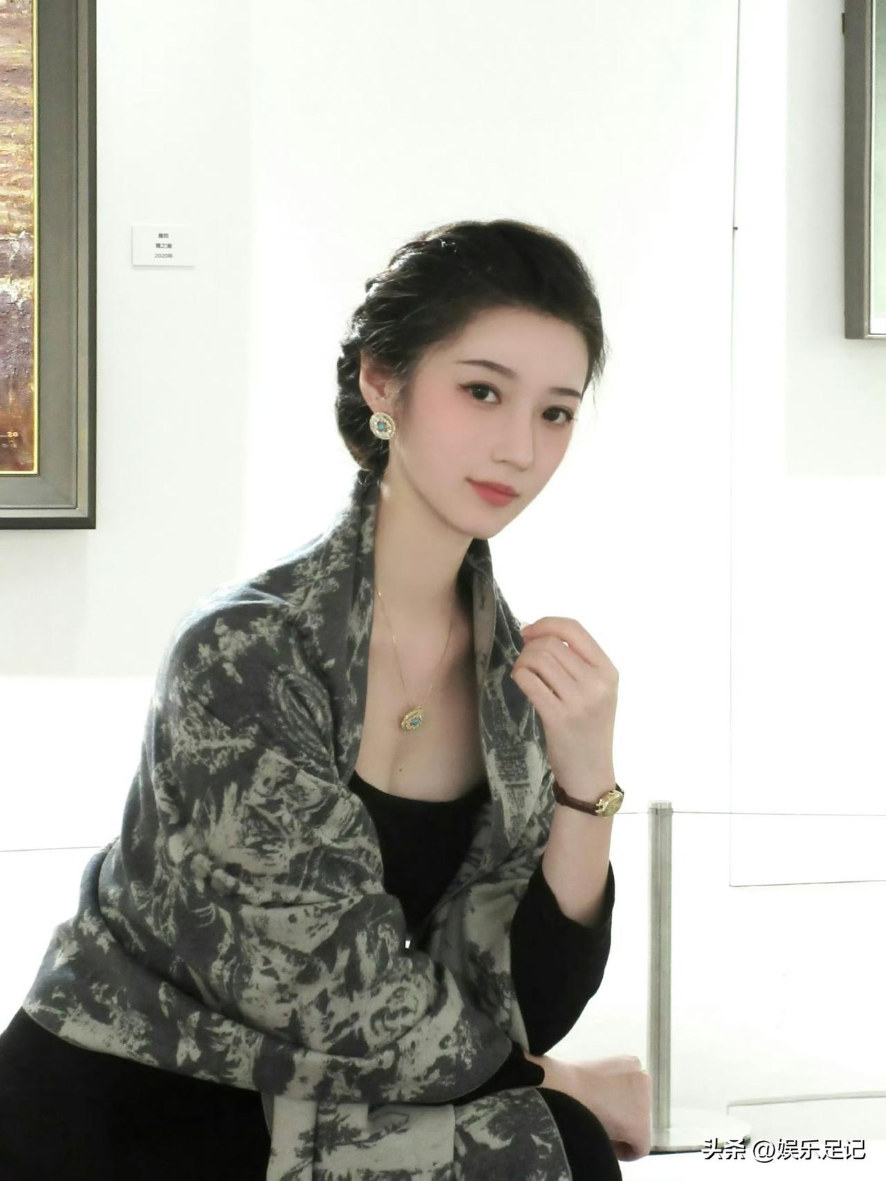 举止优雅、气质温婉、身姿曼妙，爱了爱了 ​​​