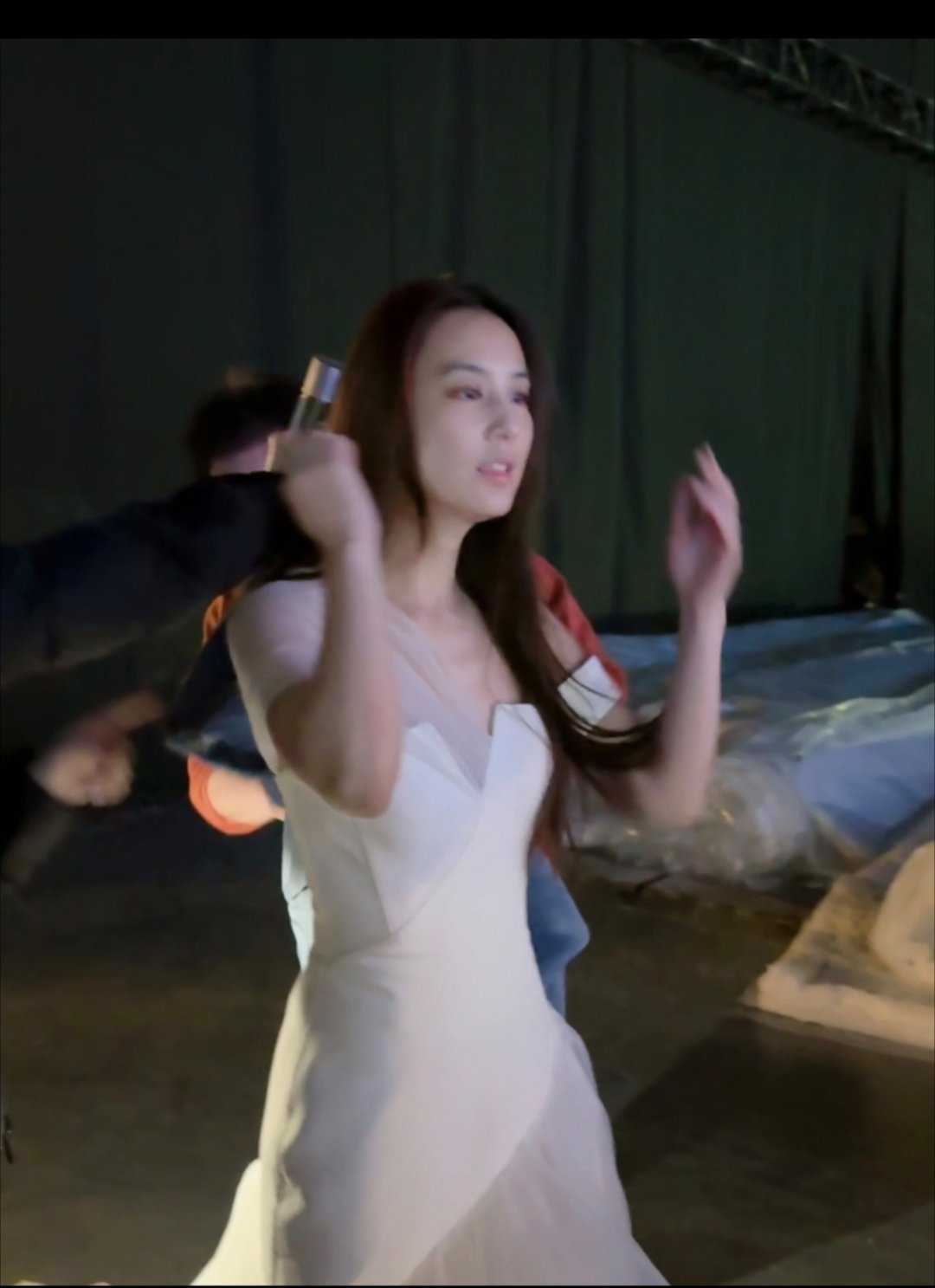 黄圣依春晚全素颜彩排东方卫视春节晚会 谁能拒绝全素颜上班的黄圣依！自带仙气身段曼