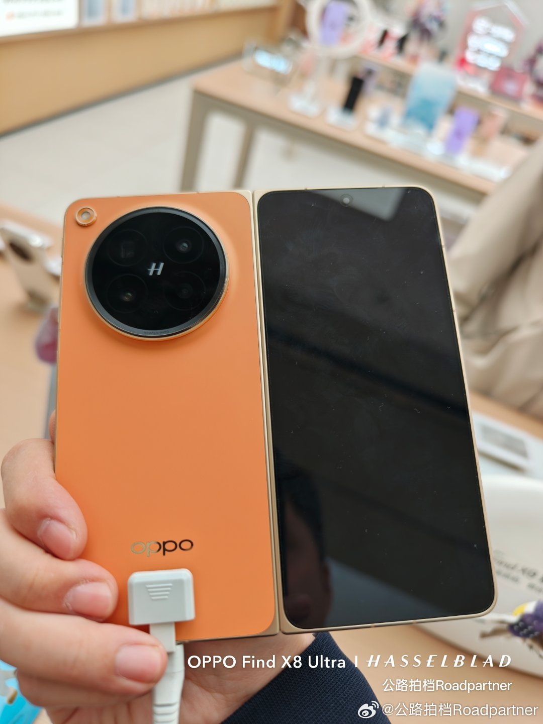 简单的体验了一下，折叠屏的折痕确实控制的非常好，但是你说一点都看不出来，那不可能