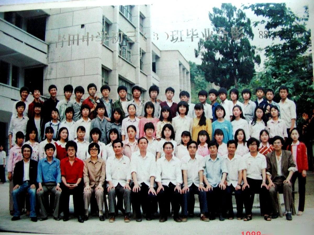 还没到53岁，初中班长手里那张60人的通讯录，已经有4个名字被重重地划掉了。
今