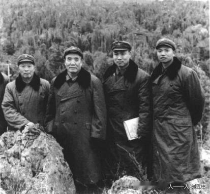 1977年，李达(左二)视察第二炮兵部队时留影