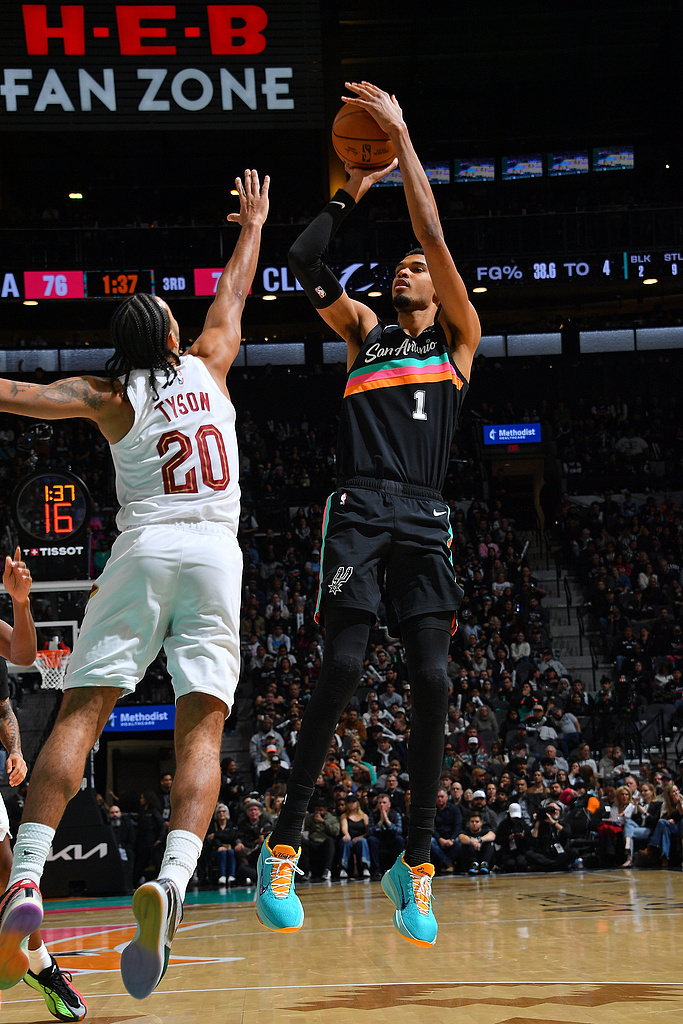 文班六场替补全胜，回到首发之后两场全败。也是邪门，马刺这两场比赛分别投出了22.