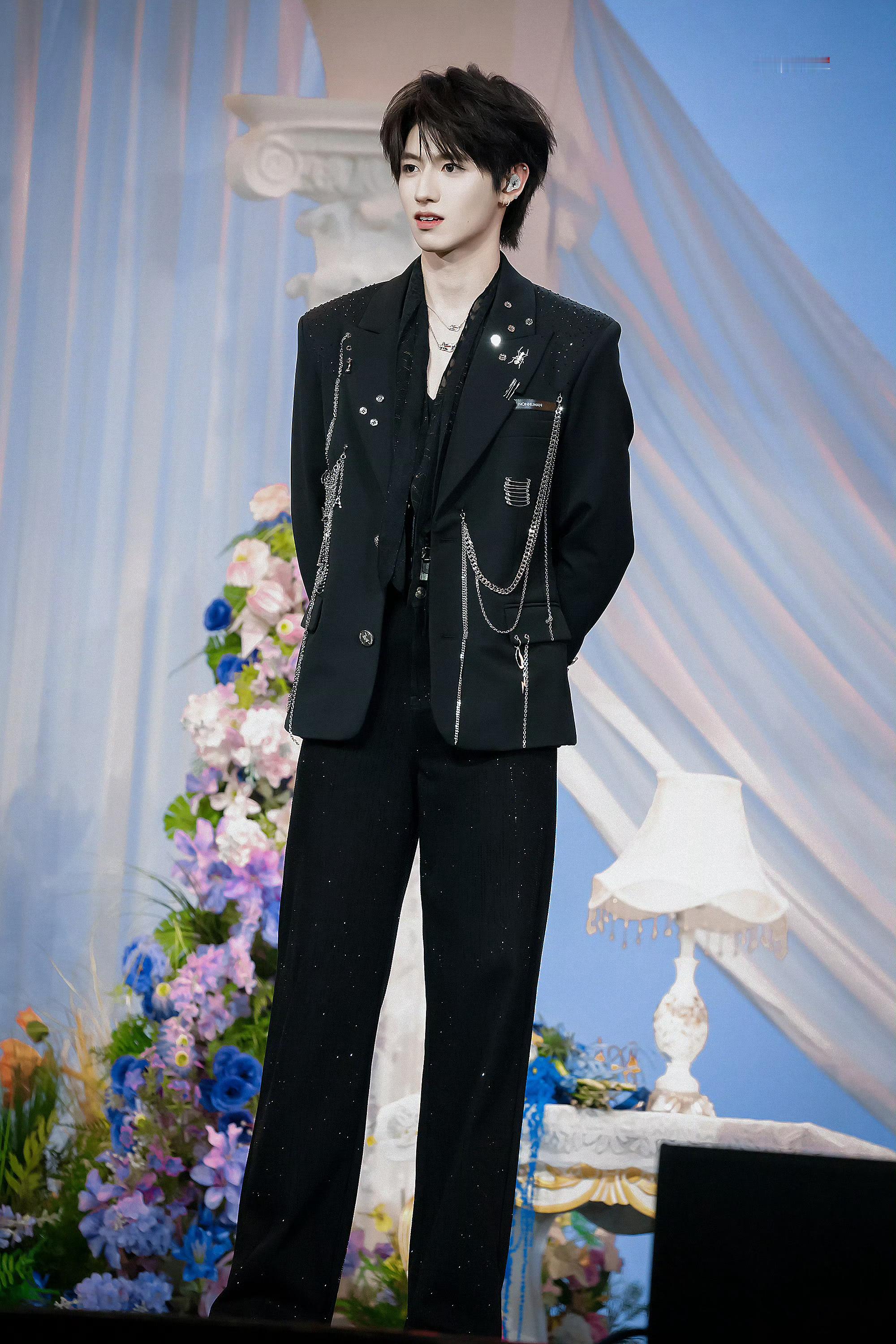 朱志鑫生日会舞台Look 🈶 身着NONHUMAN金属链饰西装搭配薄纱透视衬衫