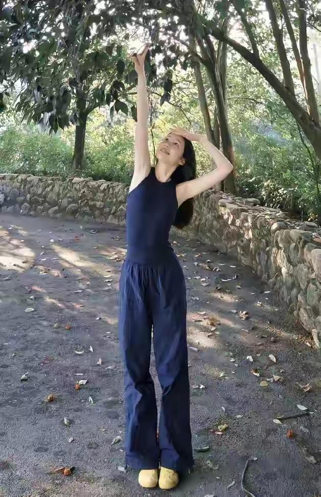 女人的美与什么有关女人的美与‌心态和健康的相处模式等有关，具体表现在内在气质与外