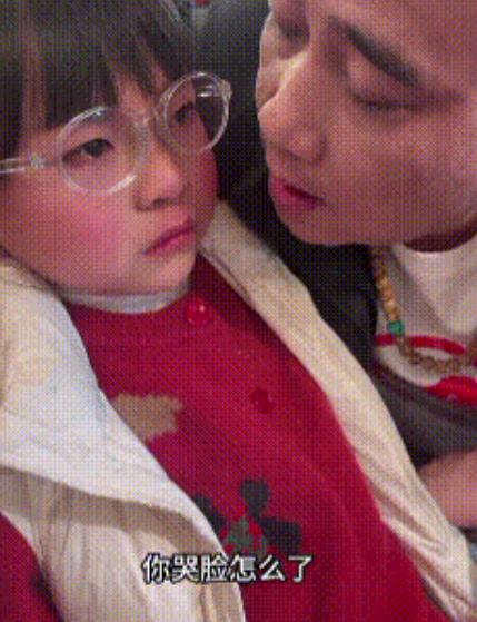 “泪目！”湖南一爸爸面对女儿受委屈大哭，他没有找家长，也没有找老师，爸爸的一番操