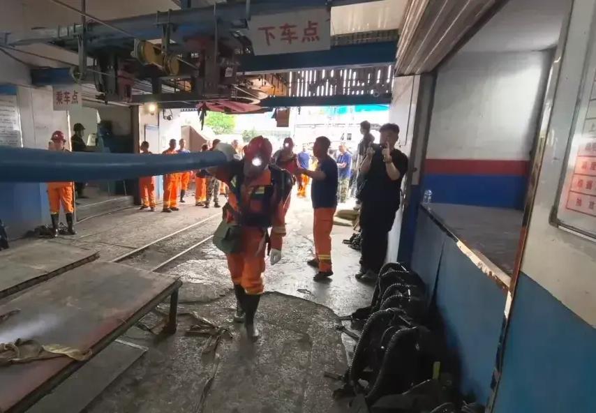 矿难搜救现场指挥人员怒斥阴阳图纸，矿难发生以后，人命关天，救人是第一要务。在这个