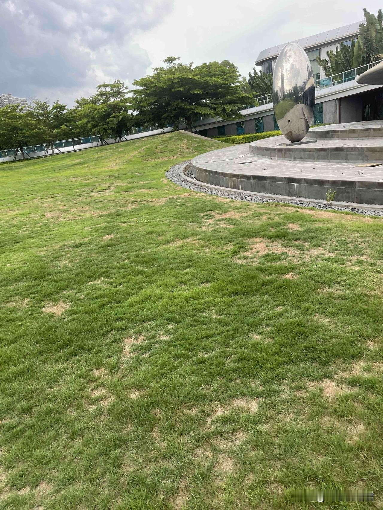 这样的女子真的不配当妈妈。一女子和前夫离异一年多，离婚的时候她要了女儿的抚养权，