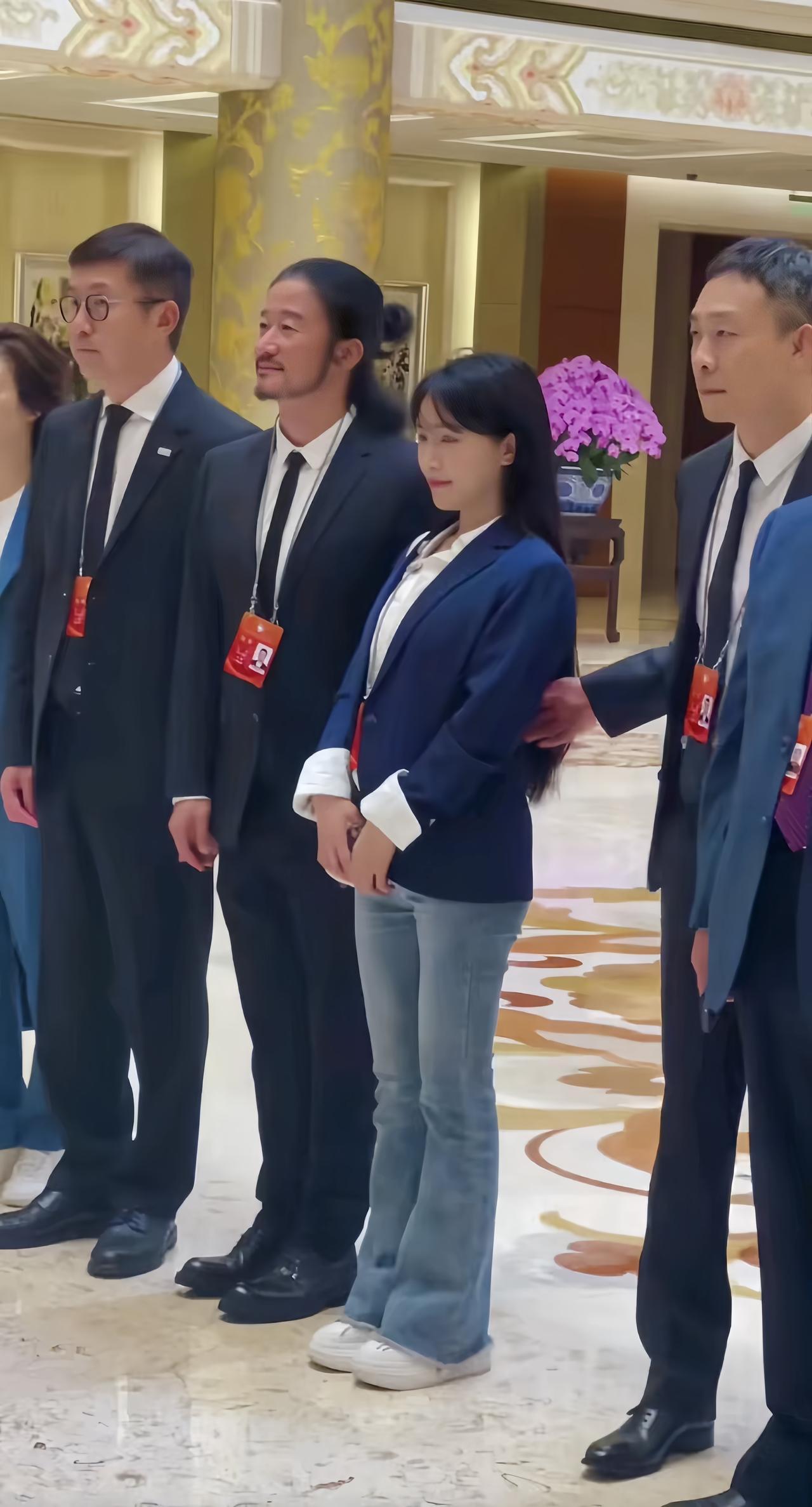 7月10日，吴京、与张译参加活动，中间站着的是大网红李子柒。

张译右旁边还站着