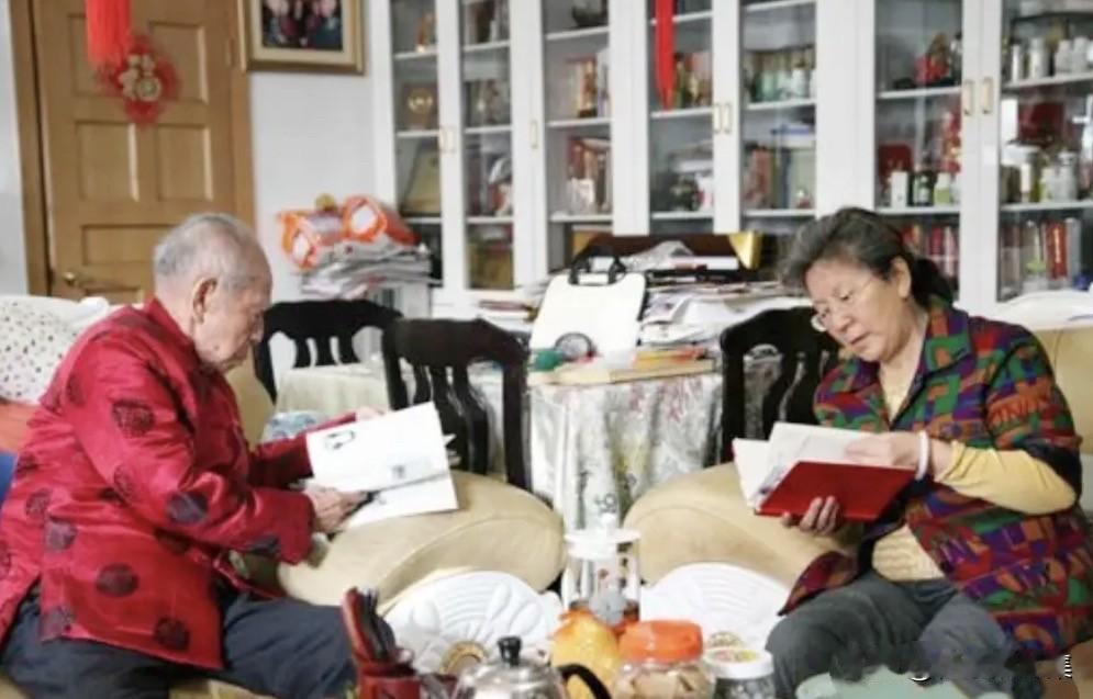 2012年，原新疆军区副政委裴周玉将军与夫人姚盼成在家中看书的照片。即使到了百岁
