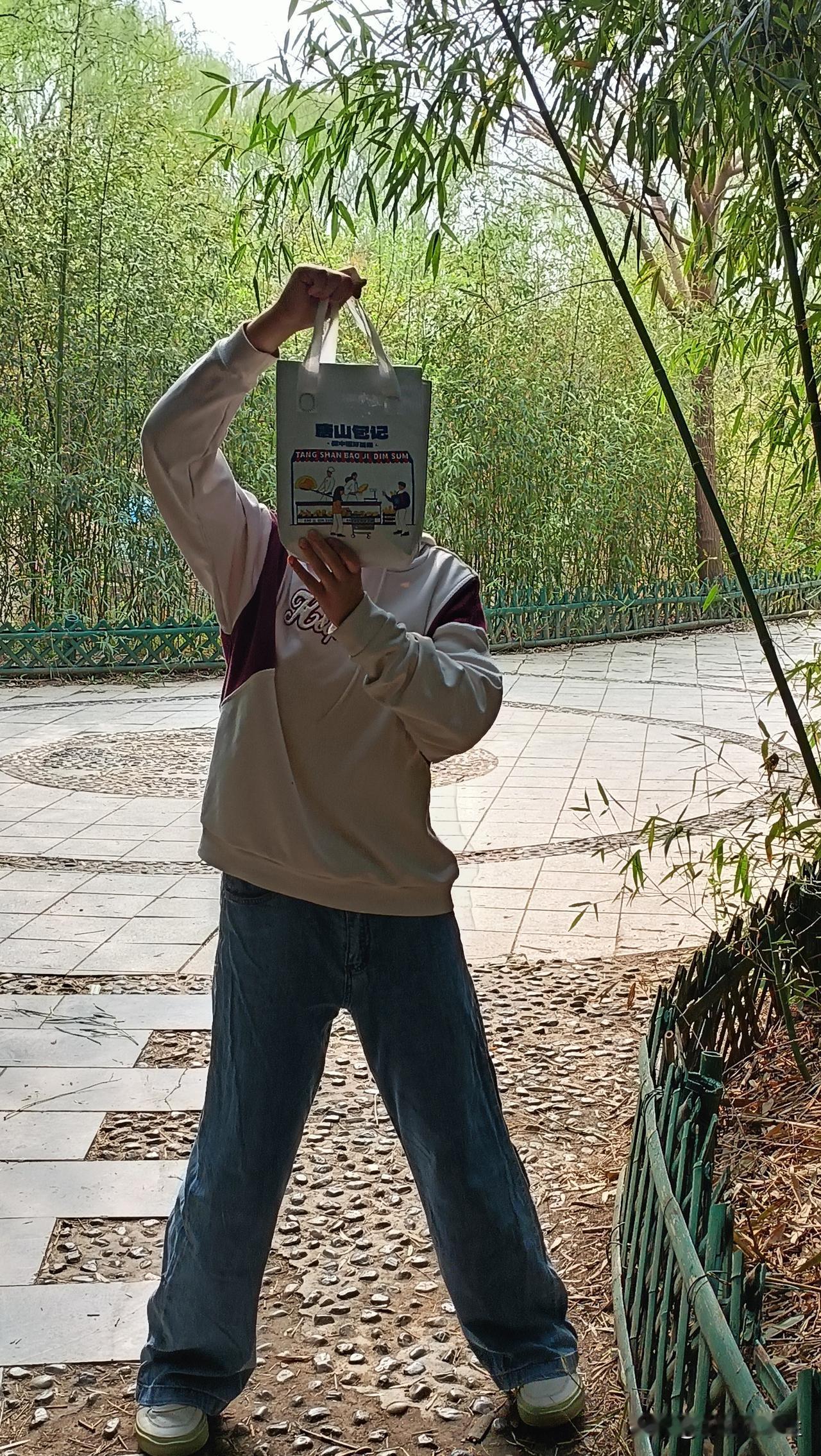 学校里有些孩子的嫉妒心真的是挺强的，还是我不想努力，别人努力我也看不惯那种。
