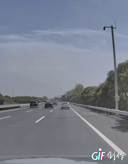 白车虽然开得慢，但已经在最右车道了，黑车非要往右打方向，导致事故发生，不知道黑车