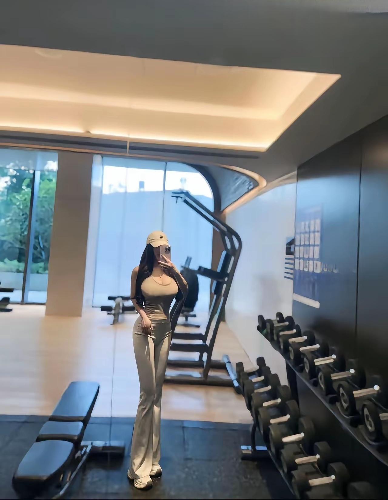 🏋️‍♀️ 在健身房自拍，展现健康与活力！