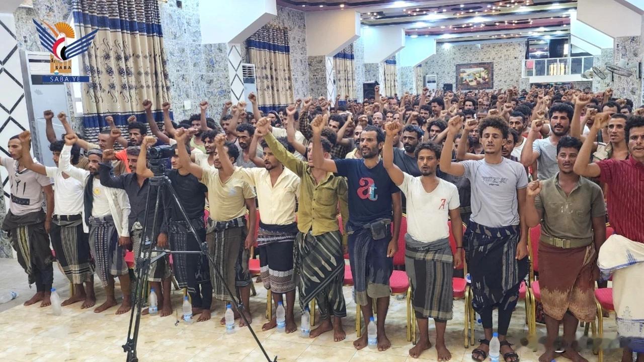 背后有高人指点，也门胡塞武装举办欢迎大会，322名也门军队俘虏不打不骂，全部留用