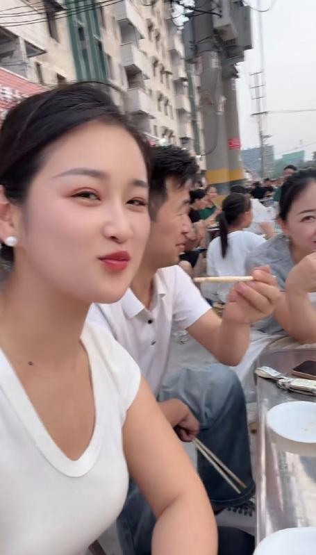 贵州一女子上网炫耀她没有老公也没有男朋友，但是她有男闺蜜。老公能给的温暖男闺蜜也