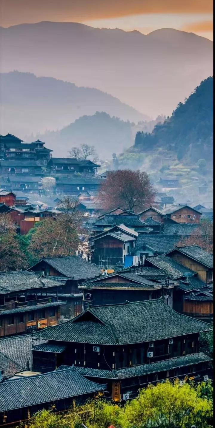 现在看来，不管说什么，两个人确实掰了，云朵用刀郎给她量身打造的歌赚钱这是事实。刀