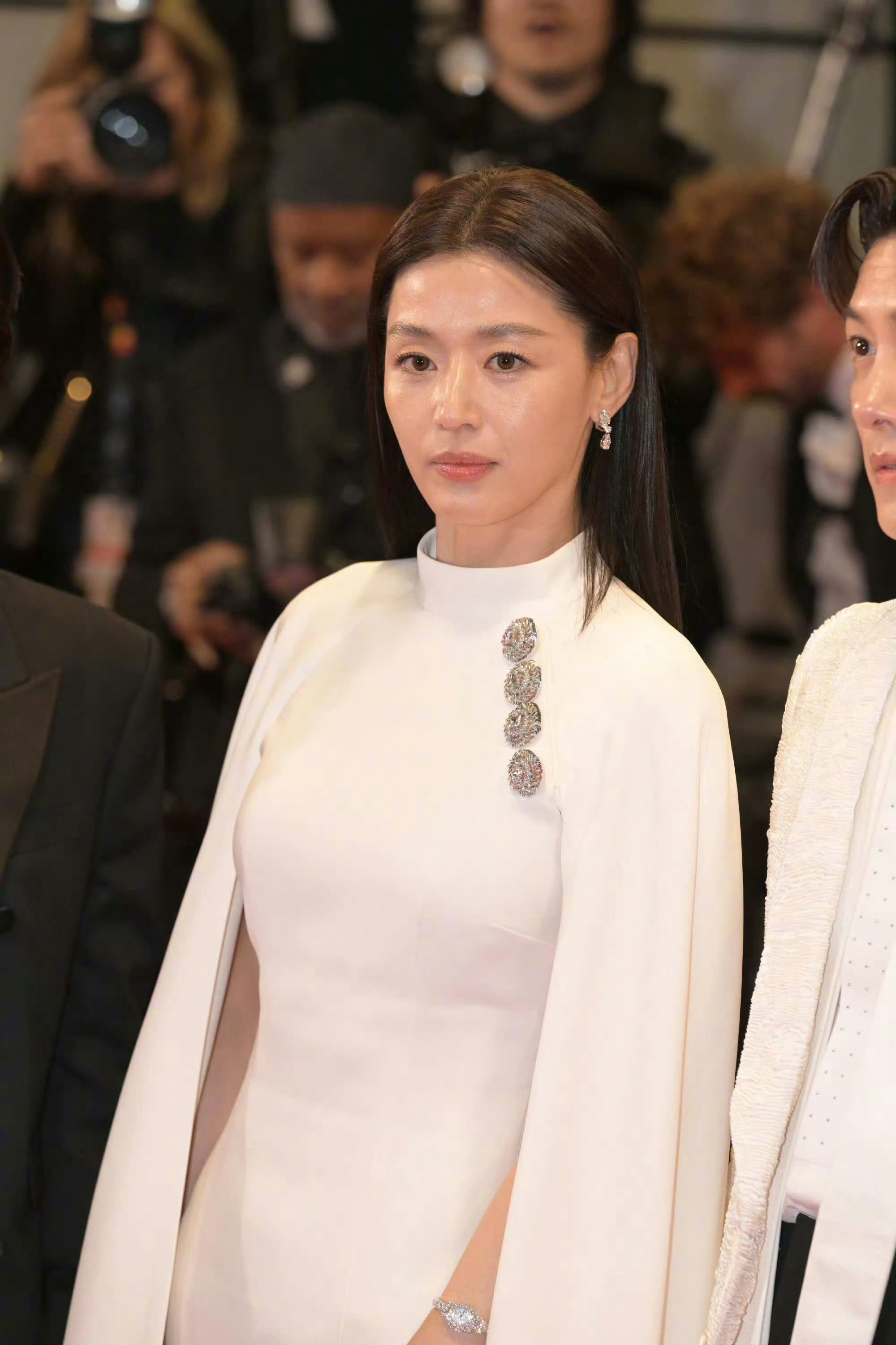 全智贤 千颂伊附体说实话，别的女明星走红毯是“艳压”，全智贤走红毯是“千颂伊附体
