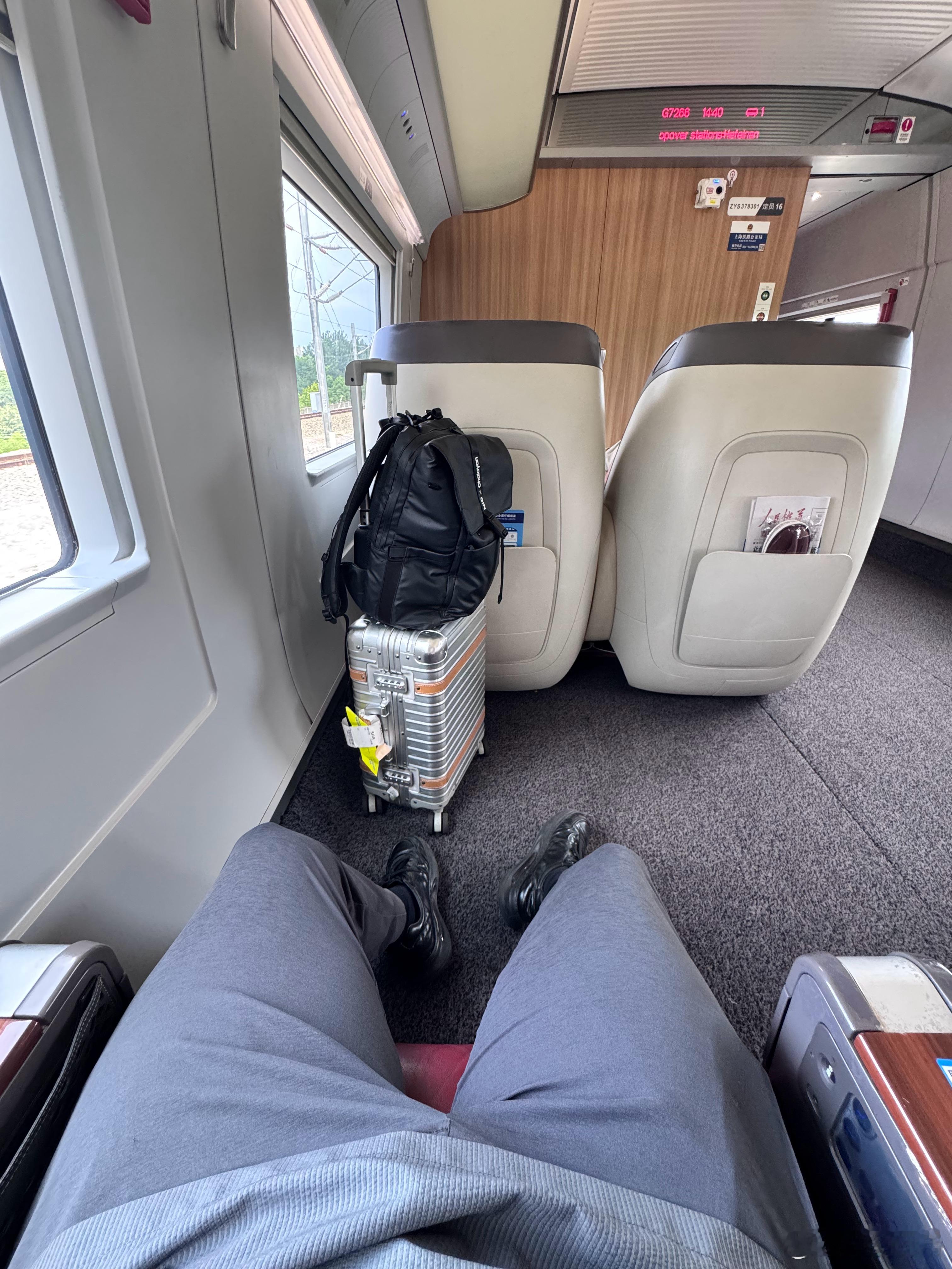 从一个空间很大的车到另一个空间很大的车，回家。电动兄弟 ​​​