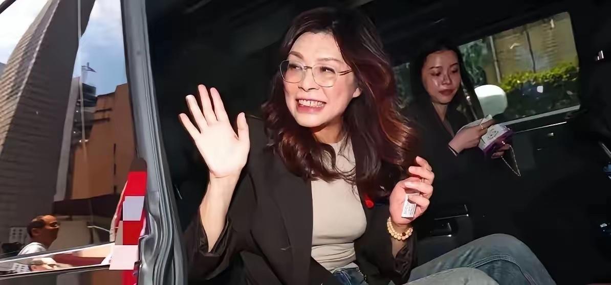 郑女士落地洛杉矶后，没有前呼后拥、众星捧月的排场。

飞机落地，舱门打开，郑女士
