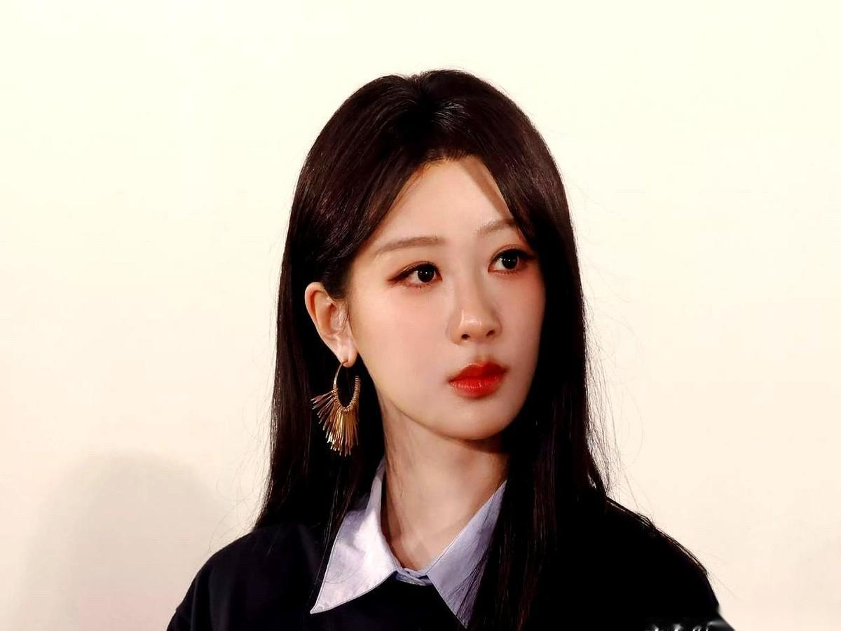 杨紫昨晚那个妆，真不是一般人画得起的。
背后化妆师叫金鹤龙，圈里人叫价，单次五万