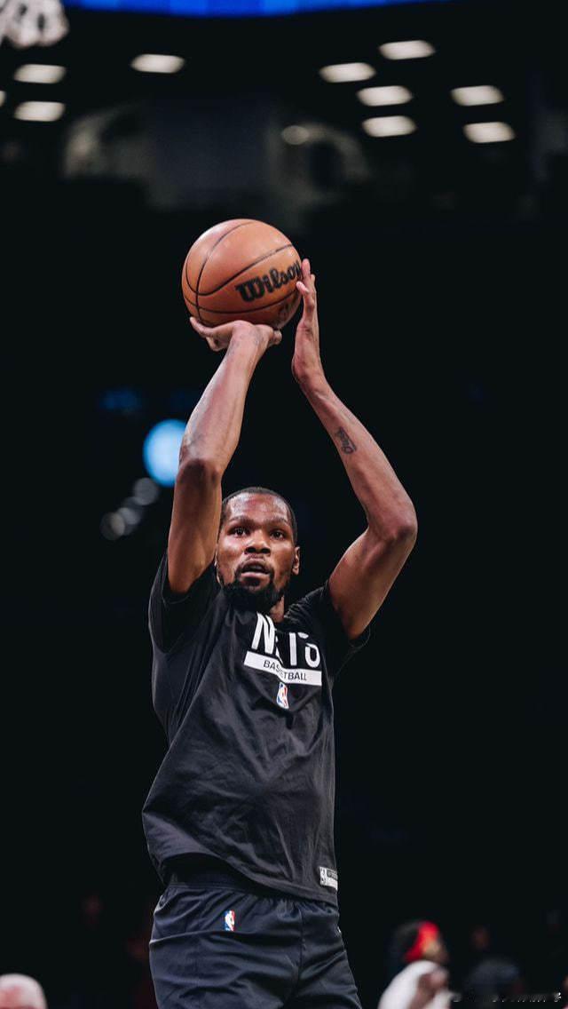 NBA常规赛，火箭100-97险胜太阳。关键时刻，三分手感低迷的杜兰特命中右侧4