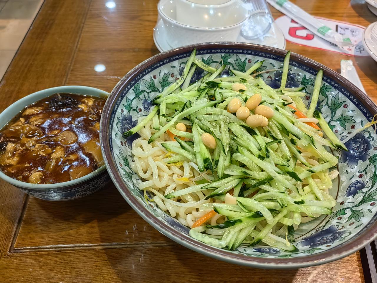 正在吃午饭，打卤面，微信来了。人家老师上班销假了，我的代课合同今天终止。
   