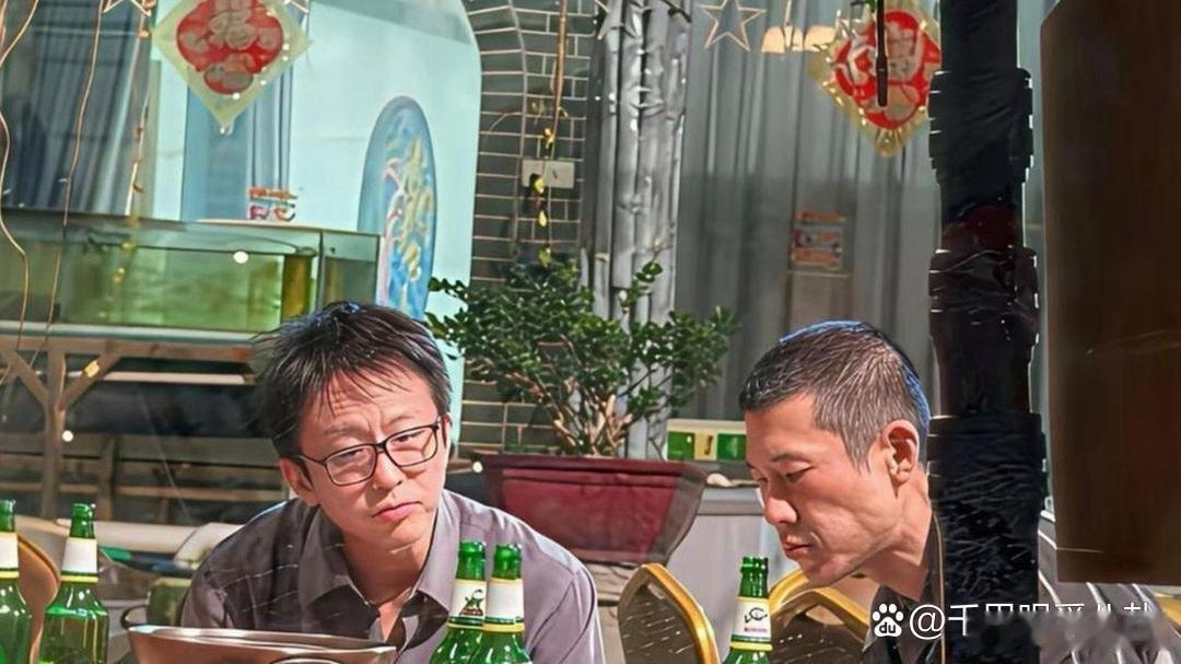 偶遇46岁的邓超与朋友吃饭，这才是中年男人的正常状态 