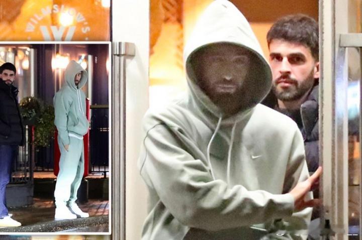 B费被拍到与阿莫林助教一起喝咖啡，两人大约在下午6点离开。曼联助理教练卡洛斯·费