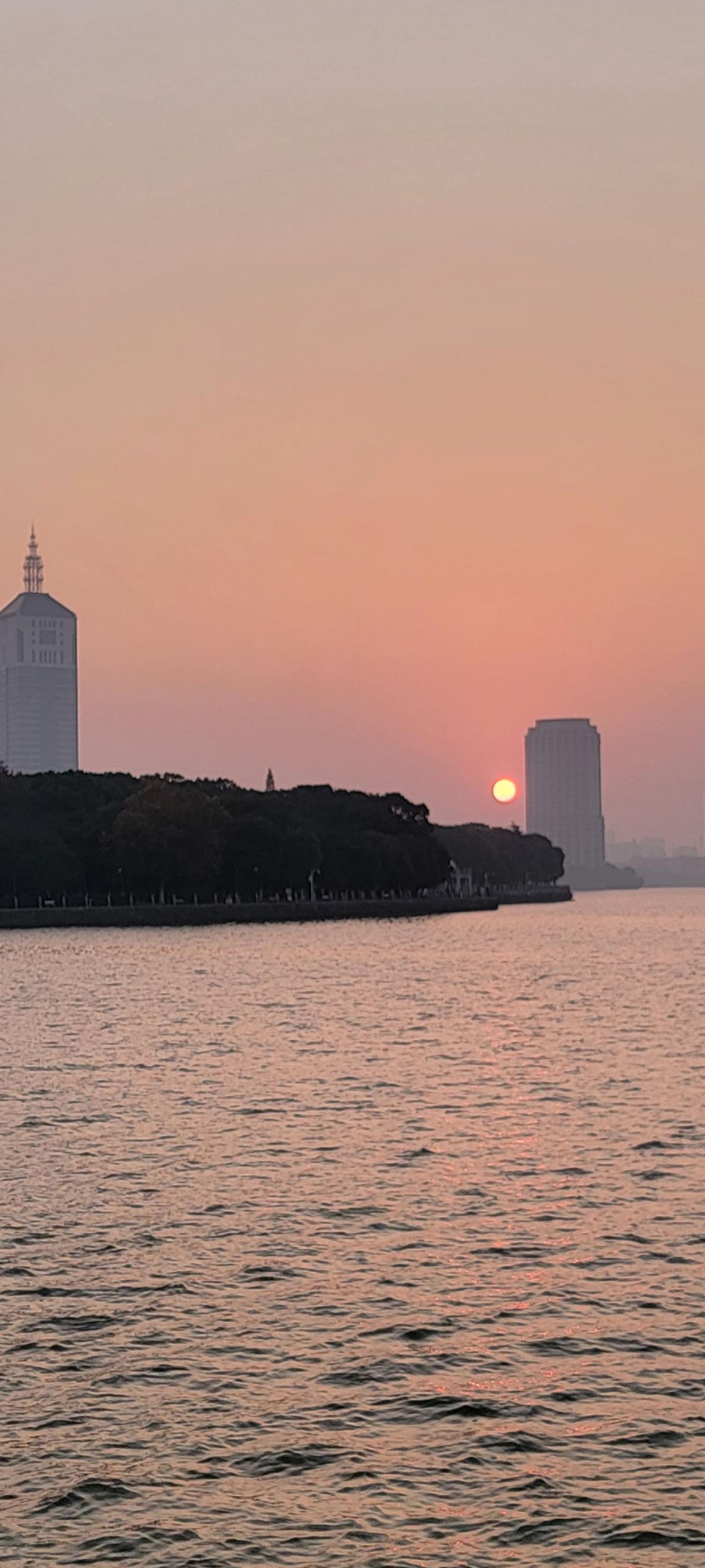 路过黄昏。我在人间贩卖黄昏